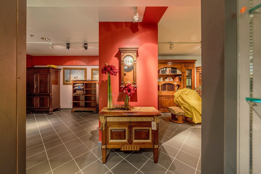 More Photos Of 560 Main St, Fort Lee Freestanding For Sale