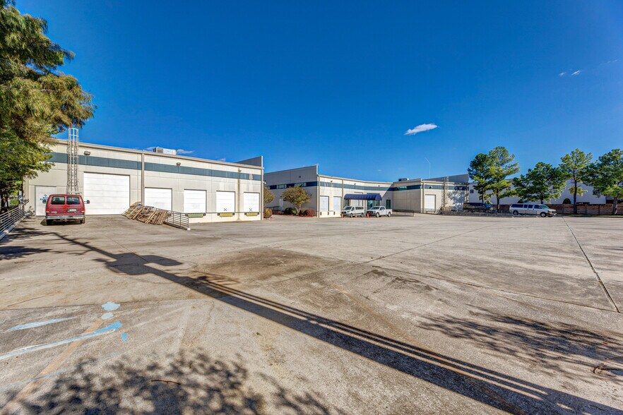 More Photos Of 16503 Air Center Blvd, Houston Warehouse For Lease