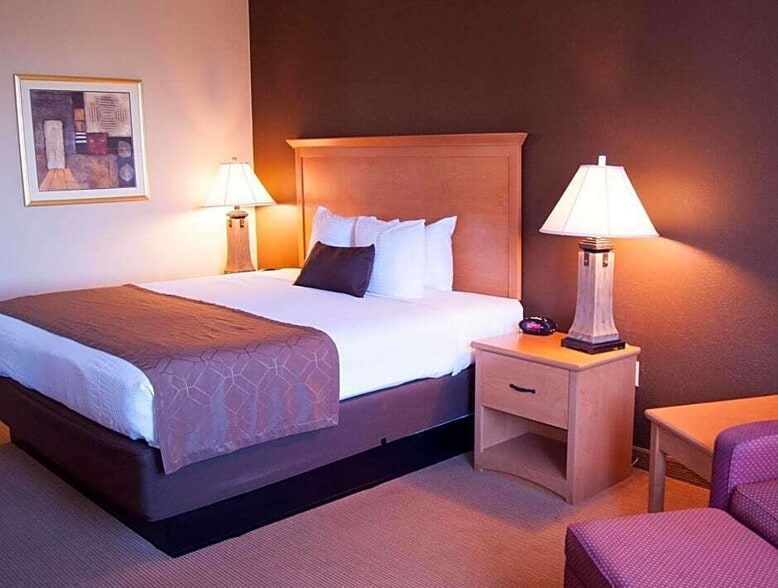 More Photos Of 106 Holiday Ln, Locust Grove Hotel For Sale
