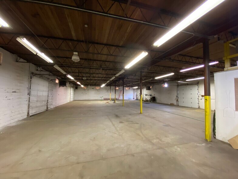 More Photos Of 1900 E Holland Ave, Saginaw Warehouse For Sale