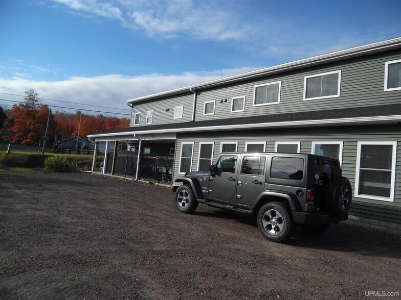 More Photos Of 31 Trimountain Ave, South Range Bar For Sale