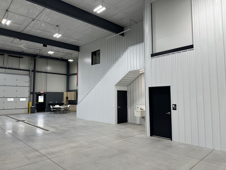 More Photos Of 956 Black river Dr, Zeeland Distribution For Lease