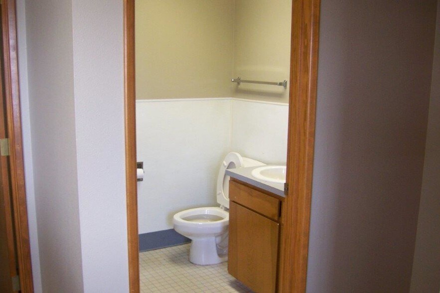 More Photos Of 32054 Old Highway 34, Tangent Warehouse For Lease