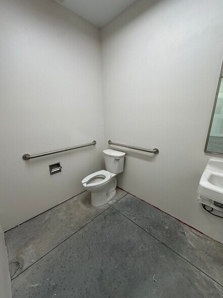 More Photos Of 4214 Solutions Ln, Bradenton Warehouse For Lease