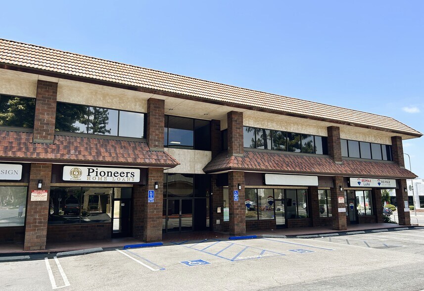 More Photos Of 20812 Ventura Blvd, Woodland Hills Storefront For Lease