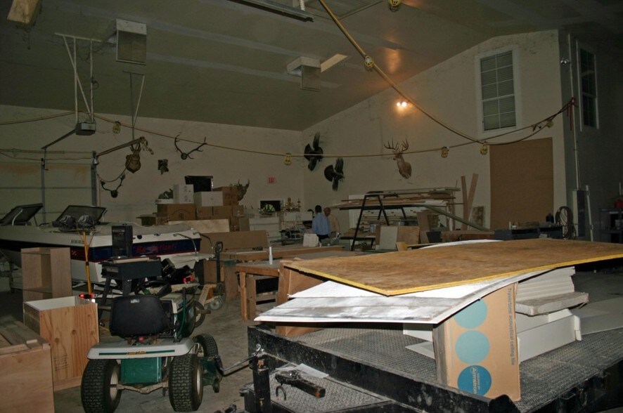 More Photos Of 703 Main St, Lake Dallas Showroom For Sale