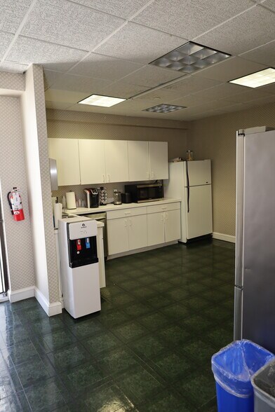 More Photos Of 1615 Forum Pl, West Palm Beach Office For Sale