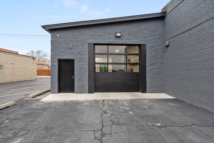 More Photos Of 5512 W 79th St, Burbank Storefront Retail Residential For Sale