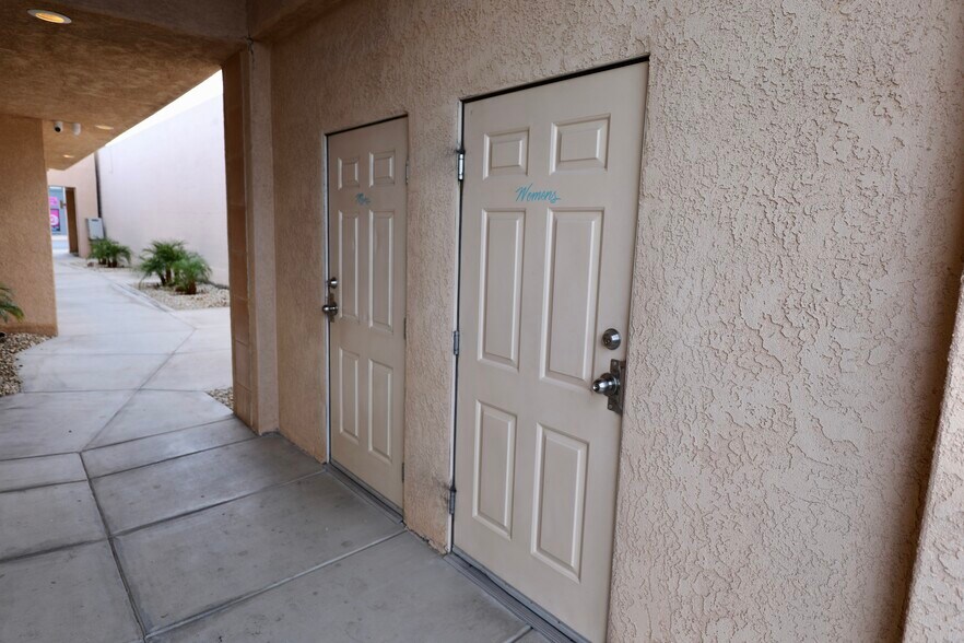 More Photos Of 2160 McCulloch Blvd N, Lake Havasu City General Retail For Sale