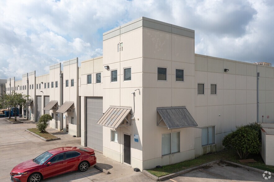 More Photos Of 5750 N Sam Houston Pky E, Houston Warehouse For Lease