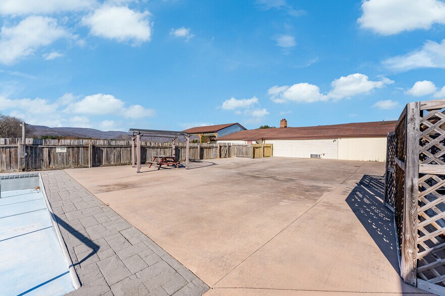 More Photos Of 21507 Seneca Trl, Marlinton Hotel For Sale