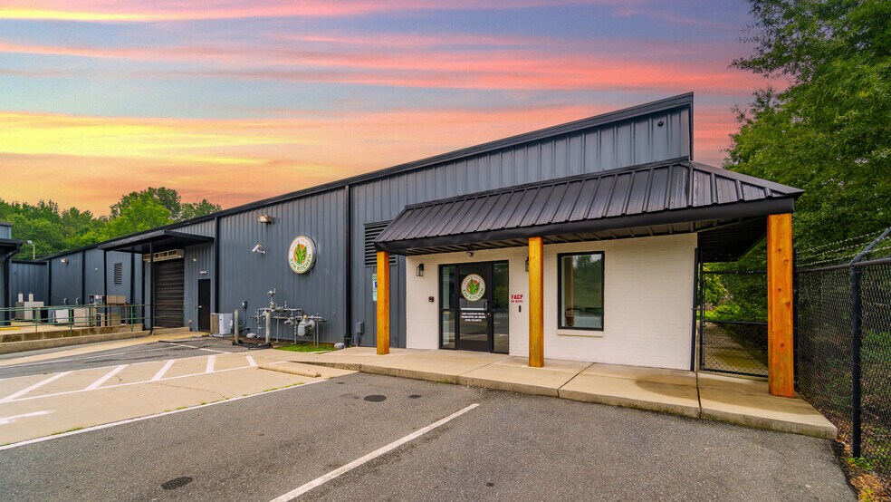 More Photos Of 1907 Gateway Blvd, Charlotte Warehouse For Sale