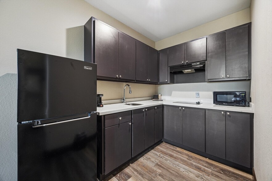 More Photos Of 9002 Highway 6, Hitchcock Hotel For Sale