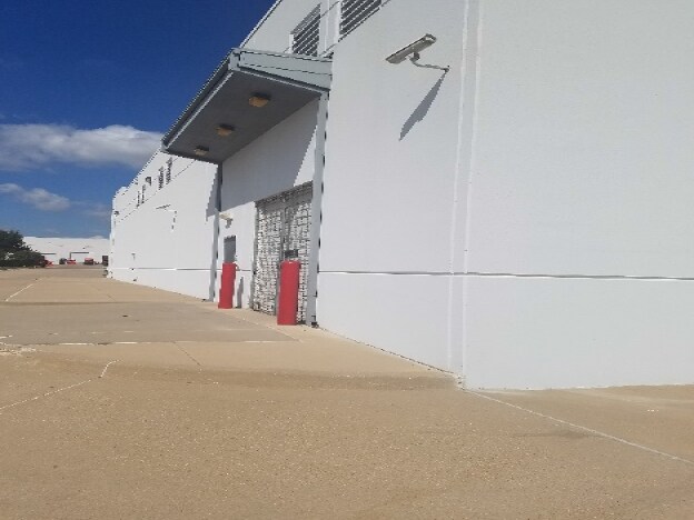 More Photos Of 4924 Cambridge Rd, Fort Worth Distribution For Sale