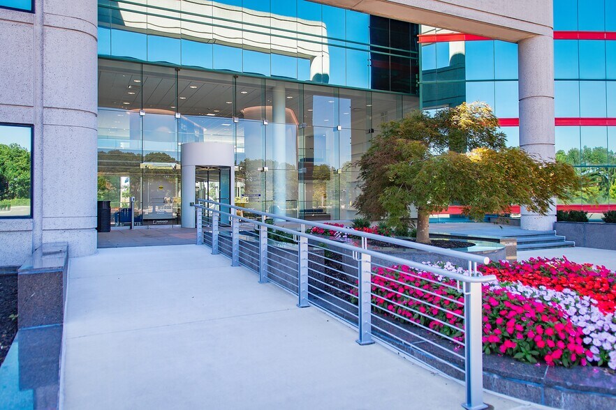 More Photos Of 150 Motor Pkwy, Hauppauge Office For Lease