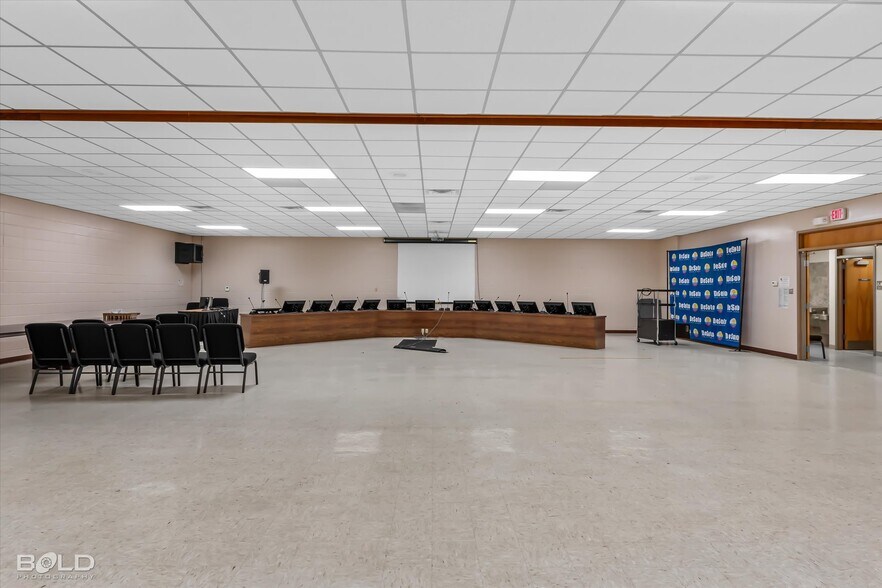 More Photos Of 523 Oxford Rd, Mansfield Office For Sale