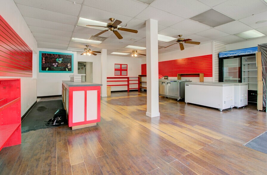 More Photos Of 304 Main St, Newport Beach Storefront Retail Residential For Lease