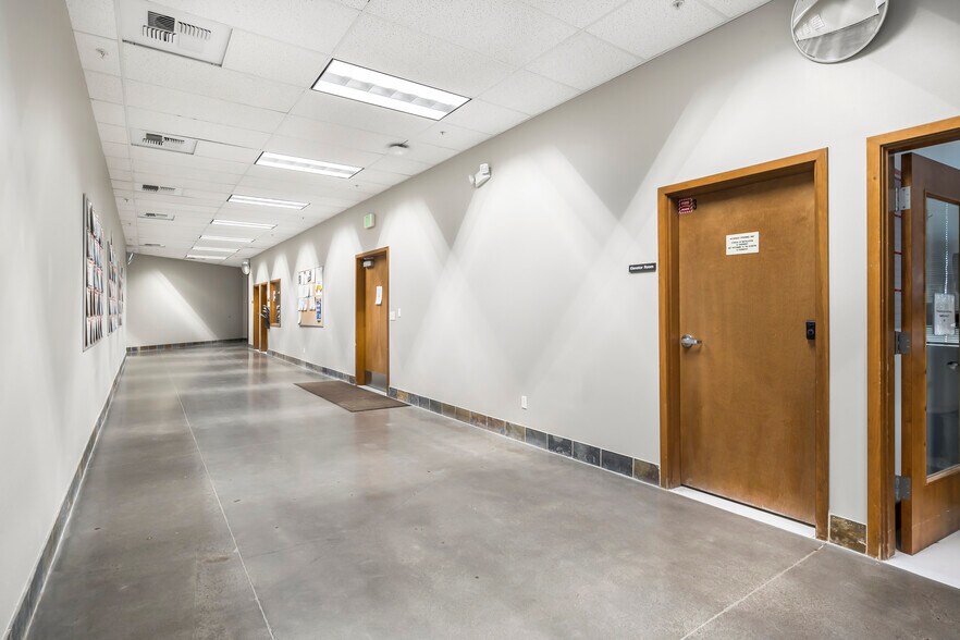 More Photos Of 601 N Larch St, Sisters Research And Development For Sale