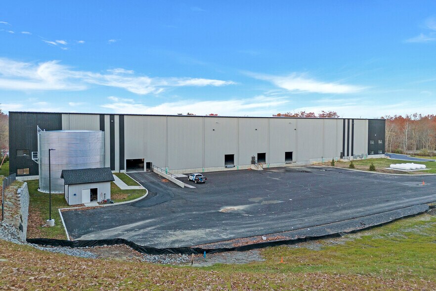 More Photos Of 1 Distribution Dr, Bloomingburg Warehouse For Lease