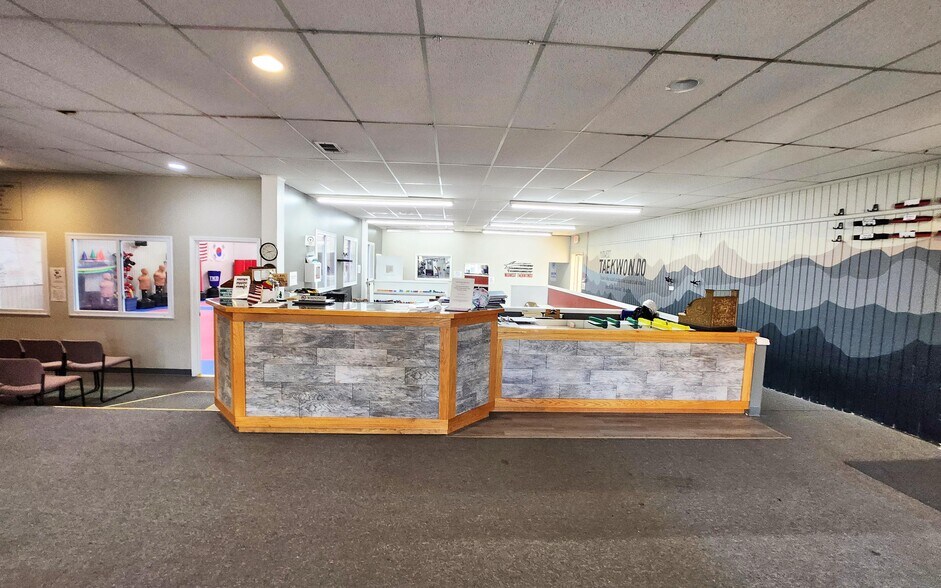 More Photos Of 584 W Ann Arbor Trl, Plymouth Freestanding For Lease