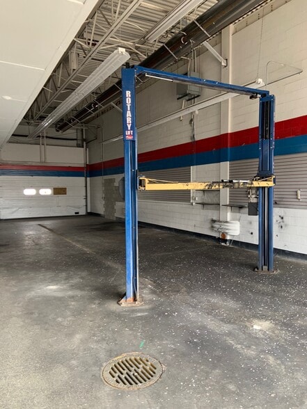 More Photos Of 35080 Grand River Ave, Farmington Auto Dealership For Lease