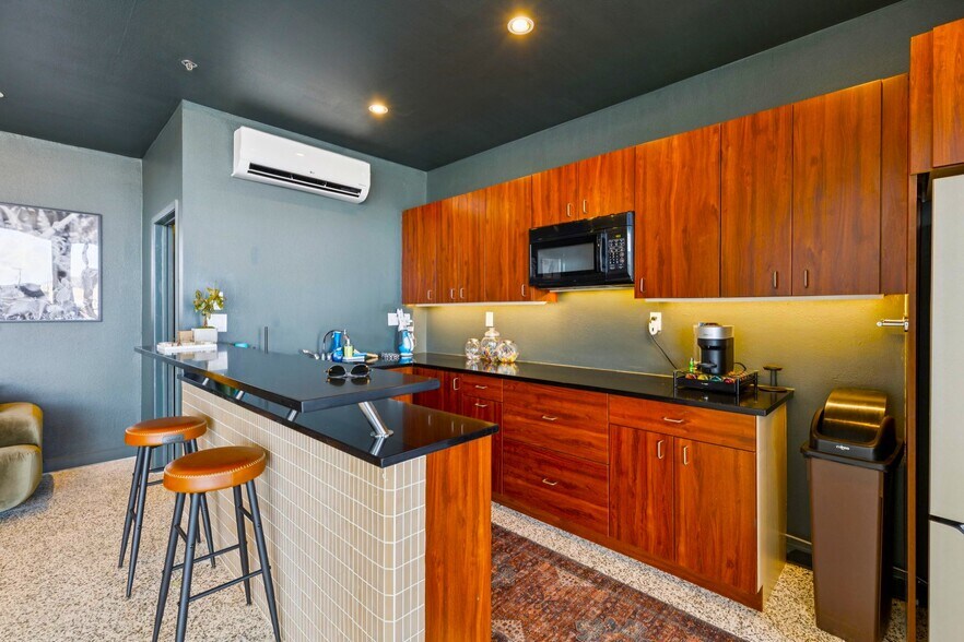 More Photos Of 15809 Addison Rd, Addison Airplane Hangar For Sale