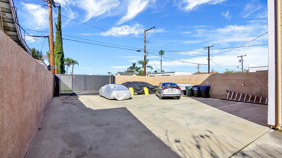 More Photos Of 611 E Adele St, Anaheim Flex For Sale