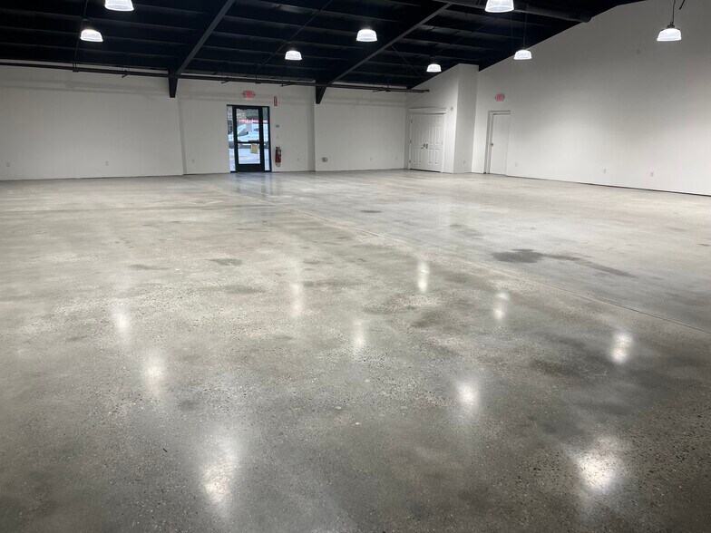 More Photos Of 1120 Southampton Rd, Westfield Auto Repair For Lease