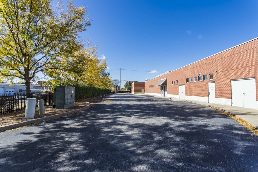 More Photos Of 900 Spring St, Jeffersonville Medical For Lease