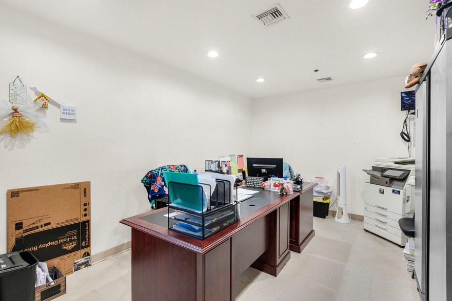 More Photos Of 3215 E James Lee Blvd, Crestview Healthcare For Sale
