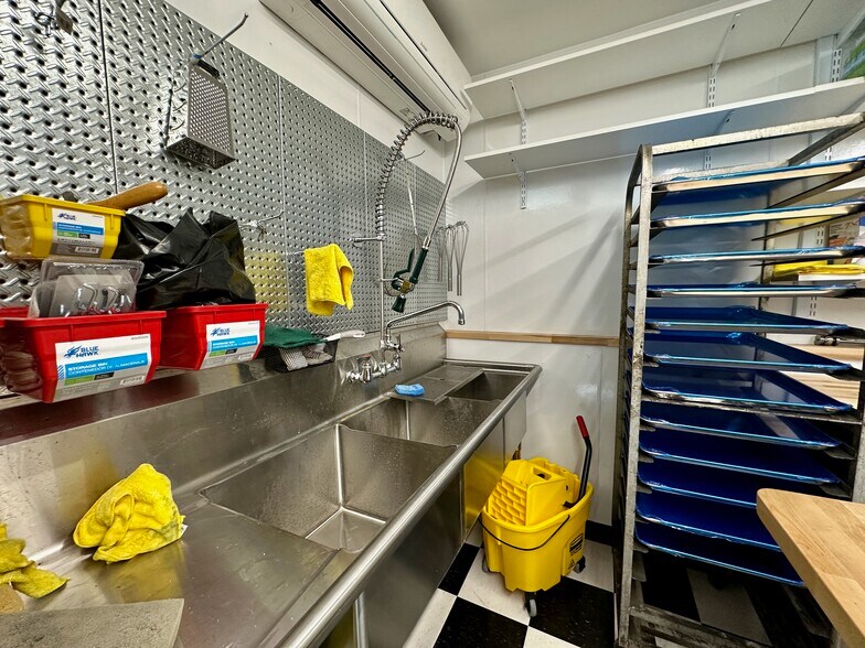 More Photos Of 4 Thomas St, Holley Restaurant For Sale