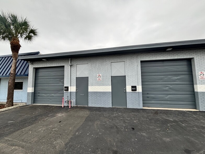 Primary Photo Of 2621-2629 NE 5th Ave, Pompano Beach Warehouse For Lease