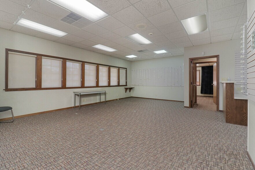 More Photos Of 725 S 14th St, Pekin Medical For Sale