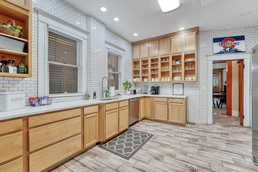 More Photos Of 6 Boulder Crescent St, Colorado Springs Hotel For Sale