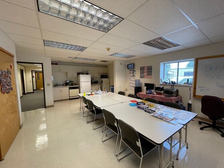 More Photos Of 8950 SW Burnham St, Tigard Office For Sale