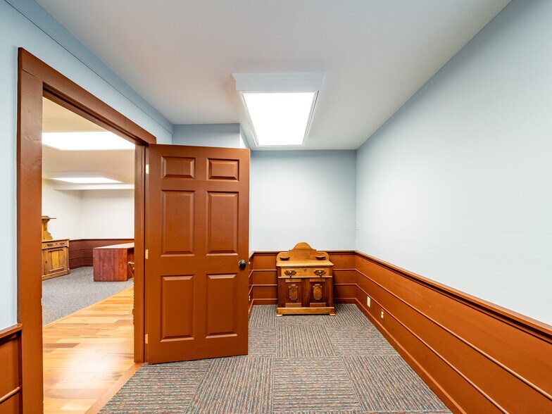 More Photos Of 35 Main St, Scottsville Office For Sale