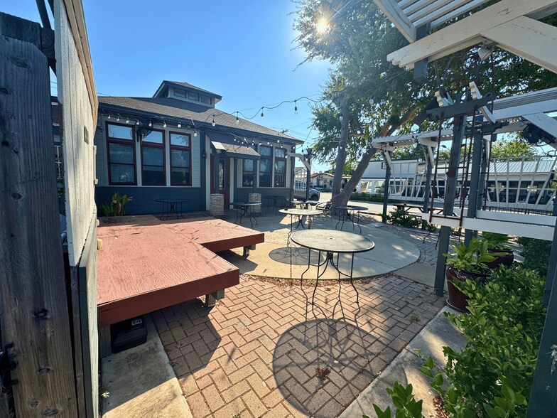 More Photos Of 105 Willis St, Leander Restaurant For Sale