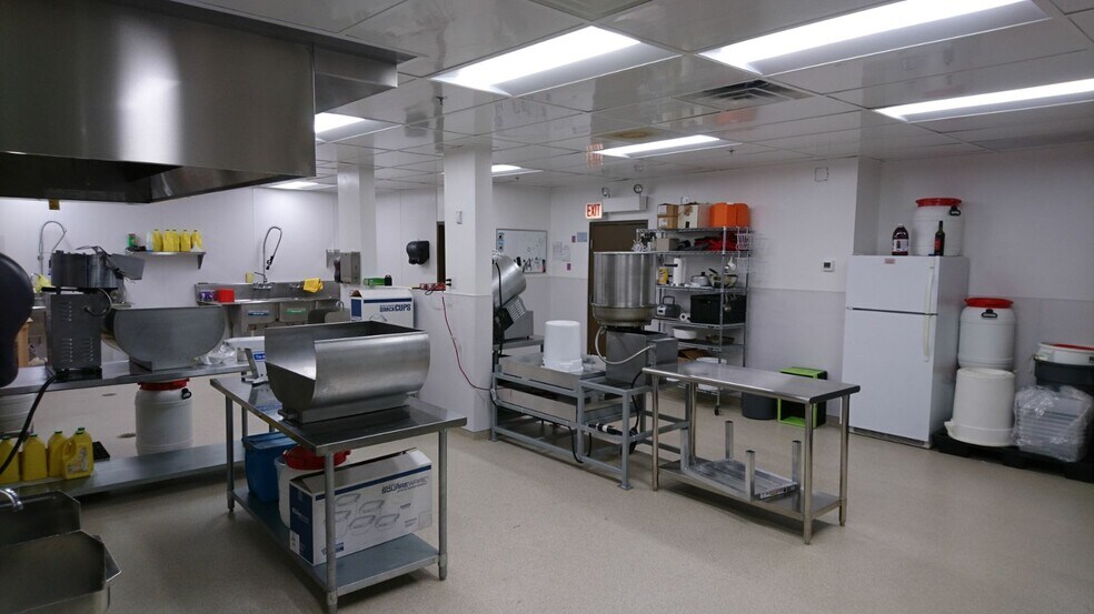 More Photos Of 2708-2714 S 9th Ave, Broadview Manufacturing For Sale
