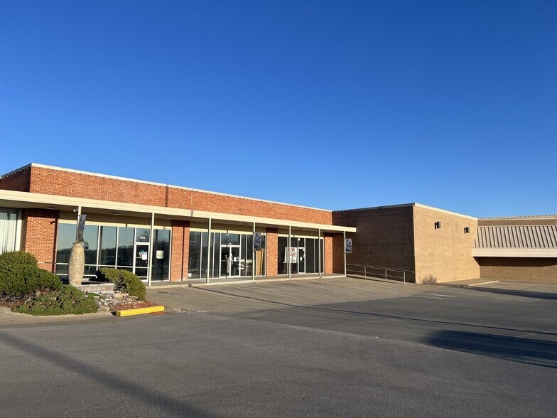 Primary Photo Of 3135-3159 W Broadway Blvd, Sedalia Storefront For Lease