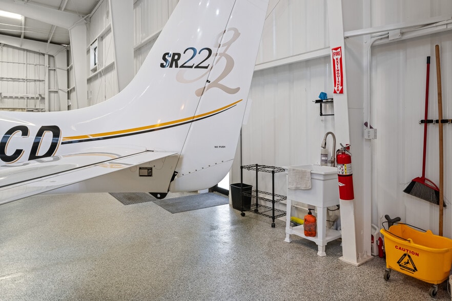 More Photos Of 18000 Groschke Rd, Houston Airplane Hangar For Lease