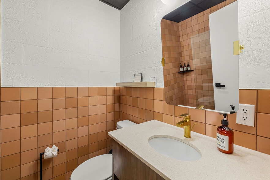 More Photos Of 14733 Dutchmans Dr, Rogers Hotel For Sale