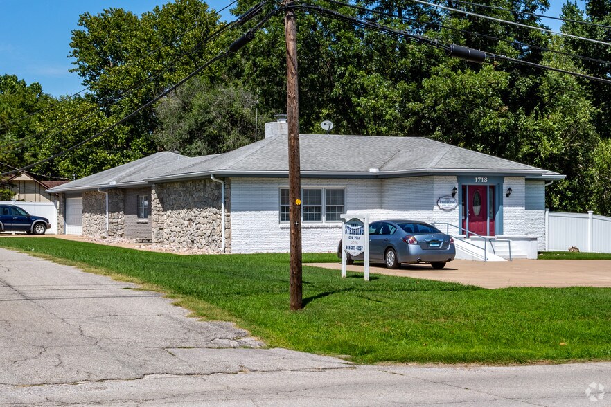 Primary Photo Of 1718 W Broadway St, Collinsville Office Residential For Sale