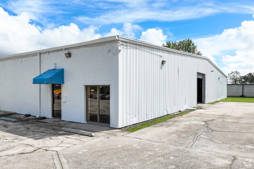 More Photos Of 1000-1026 Savage Ct, Longwood Showroom For Lease