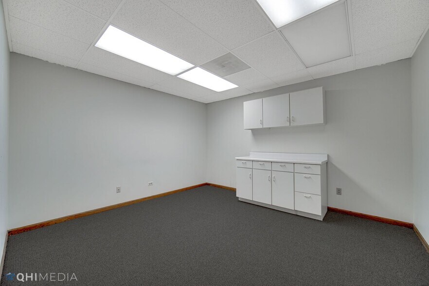 More Photos Of 6121 N Northwest Hwy, Chicago Office For Sale
