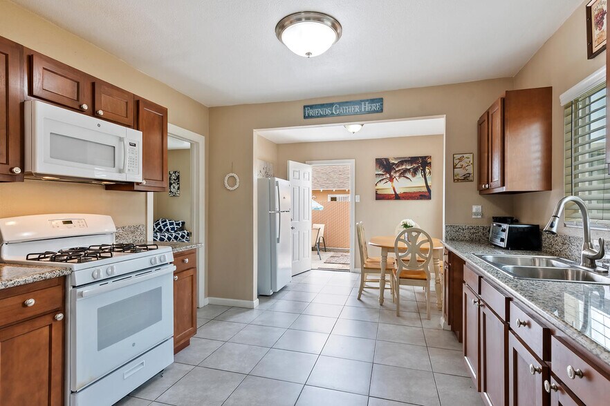 More Photos Of 1910 W Lincoln St, Long Beach Multifamily For Sale