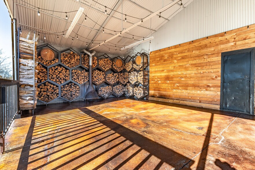 More Photos Of 1024 S First St, Sherman Warehouse For Lease
