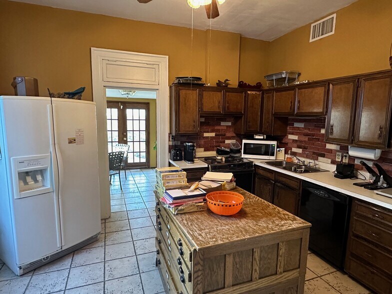 More Photos Of 1011 Montana Ave, El Paso Office For Sale