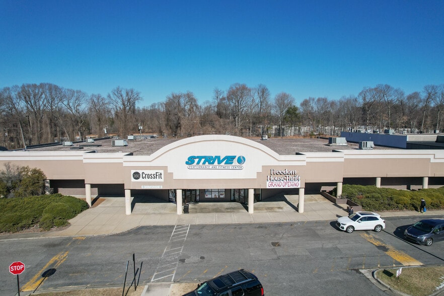 More Photos Of 3716-3728 Battleground Ave, Greensboro Unknown For Lease