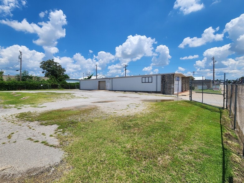 More Photos Of 1433 E 6th St, Tulsa Freestanding For Lease