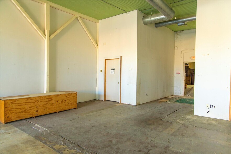 More Photos Of 1020 Halsell St, Bridgeport Flex For Sale